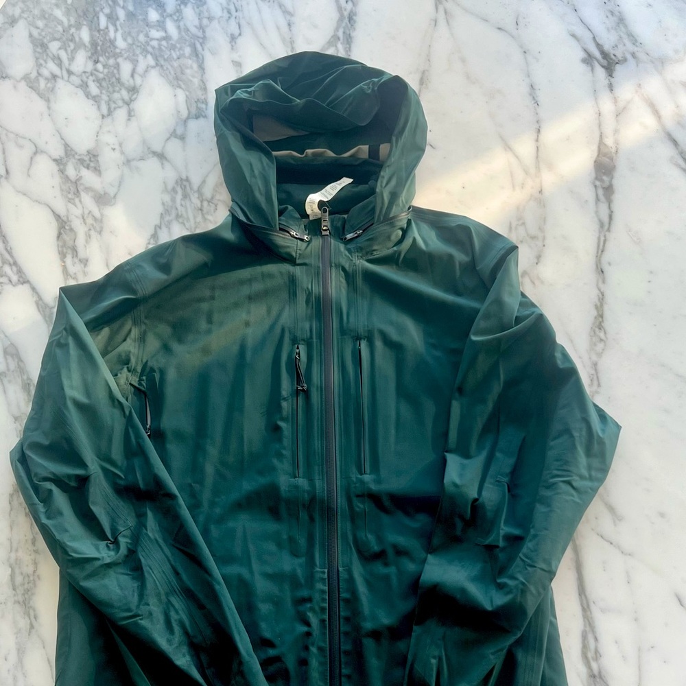 Men’s lululemon green raincoat rain jacket used only a few times